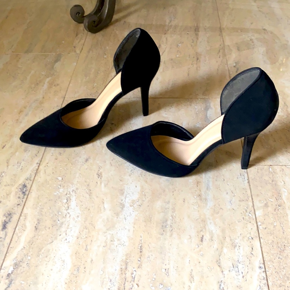 Black pumps